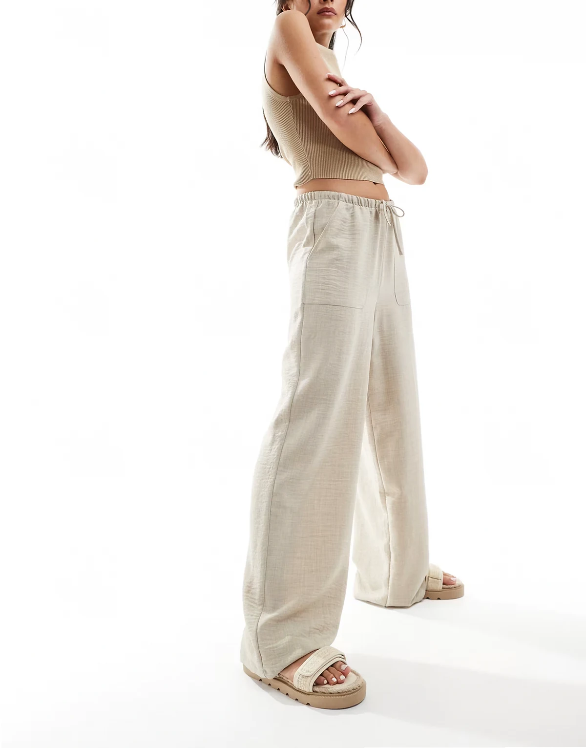 – Weit geschnittene Schlupfhose in Steinbeige mit Tunnelzug in der Taille