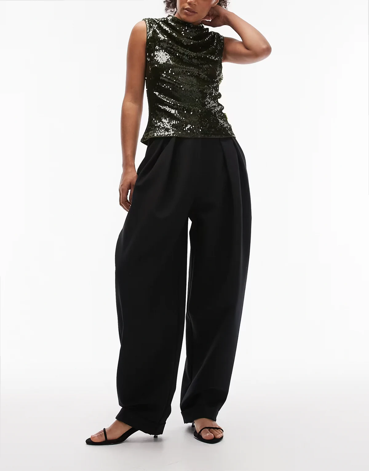 – Elegante, schmal zulaufende Hose in Schwarz mit Umschlagsaum und abgerundetem Beinschnitt