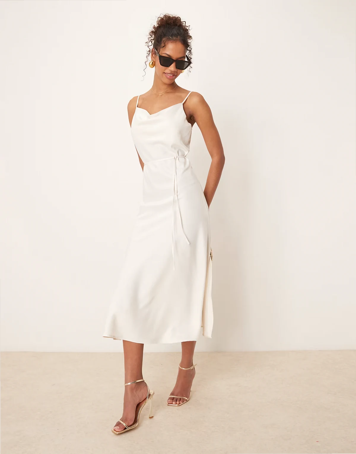 – Midi-Trägerkleid aus Satin in Gardenia-Weiß