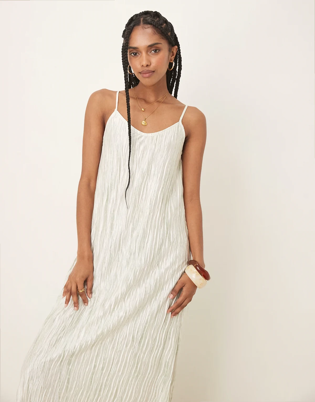 – Plissiertes Maxi-Trägerkleid in blassem Silt-Grün mit Batikoptik