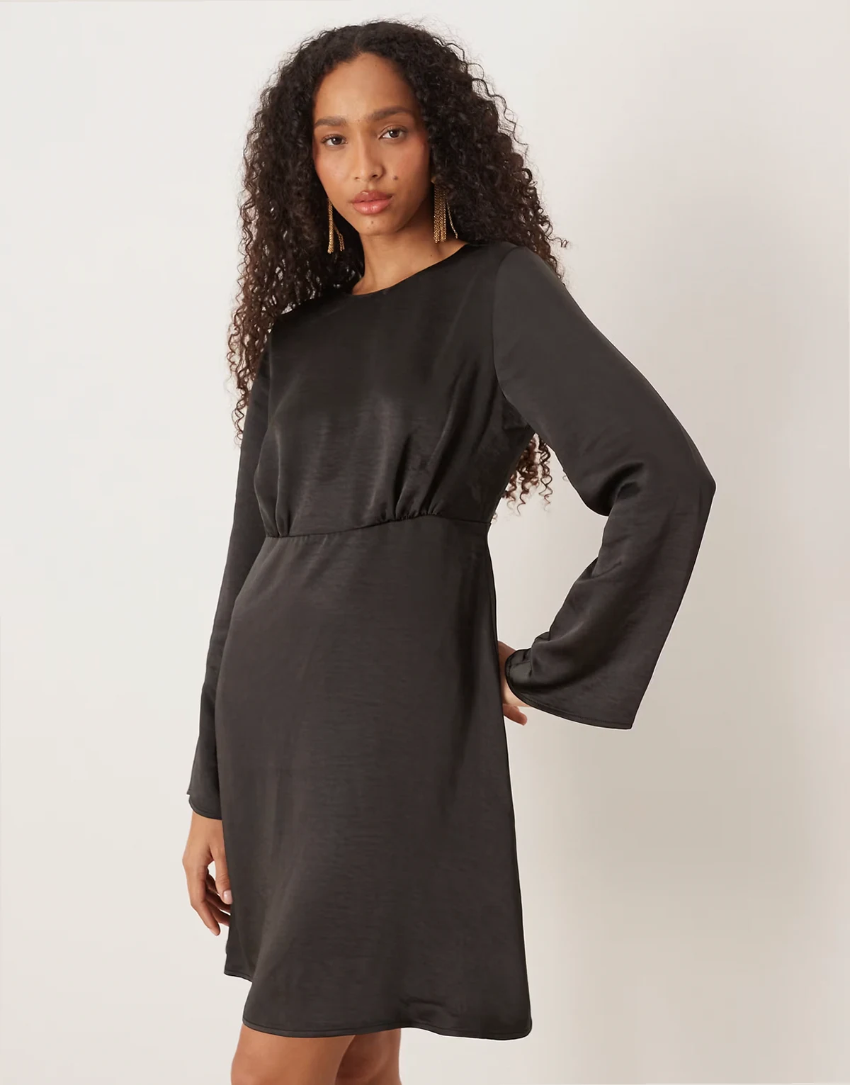 – Satin-Minikleid in Schwarz mit Rückenausschnitt
