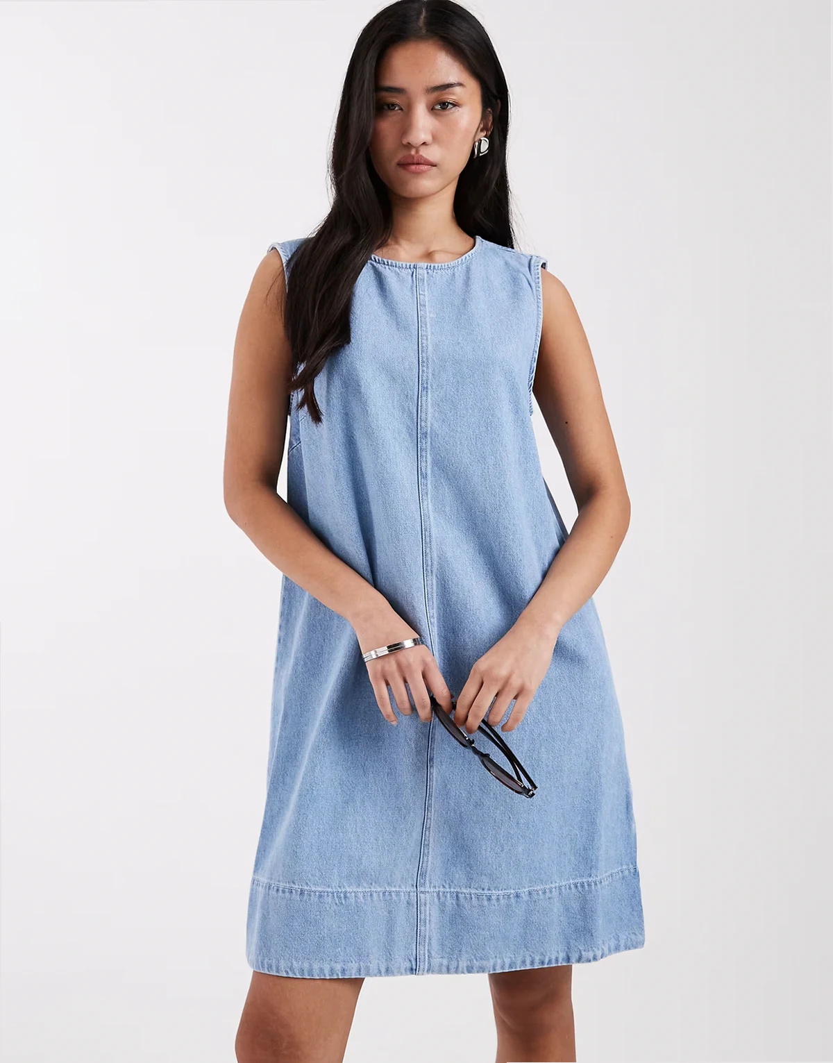 – Ärmelloses Neckholder-Minikleid aus Denim in Hellblau
