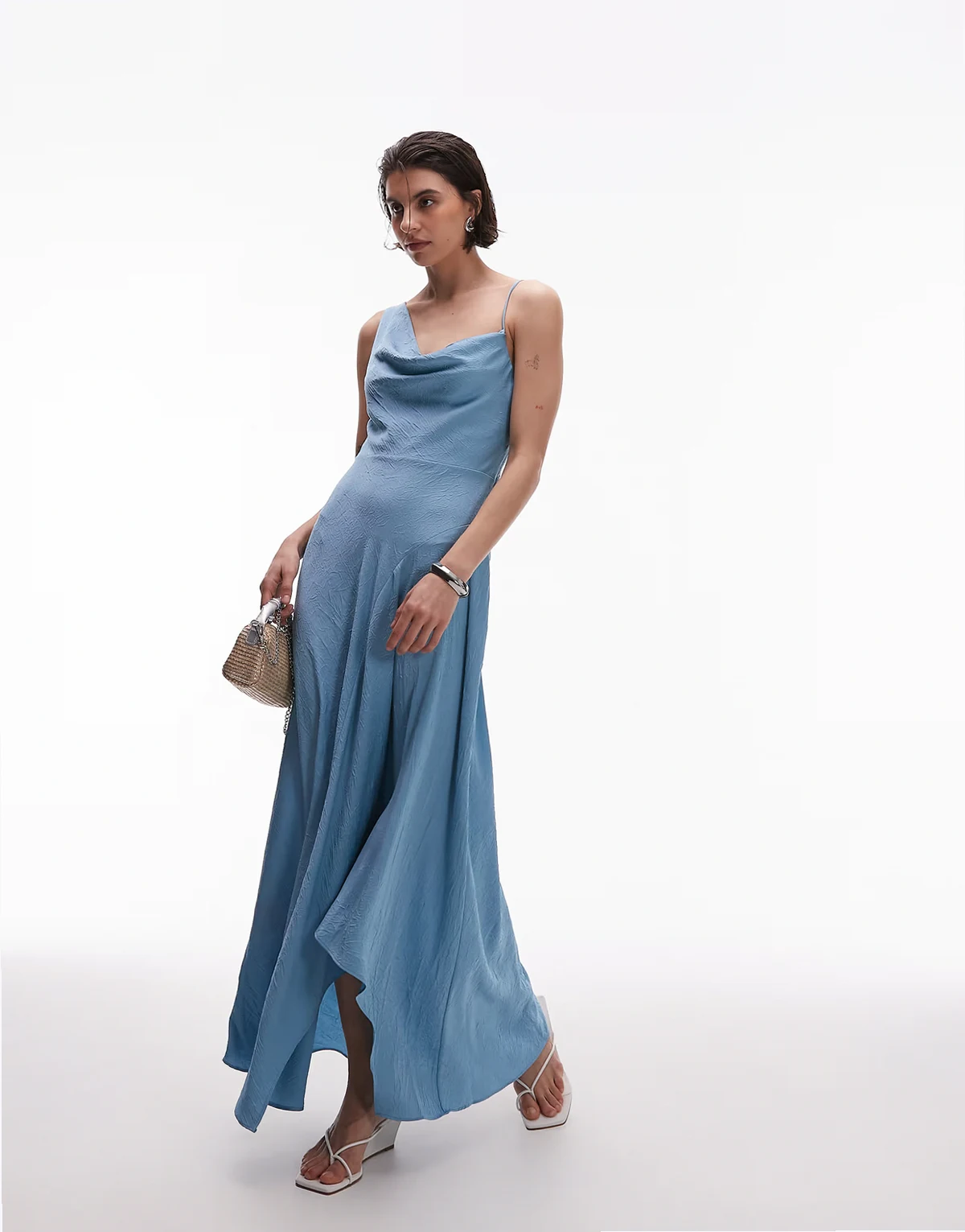 – Midikleid aus Satin in Hellblau mit One-Shoulder-Träger