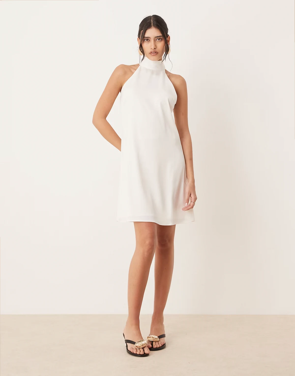 – Minikleid in Weiß mit Neckholder und Rückenschleife