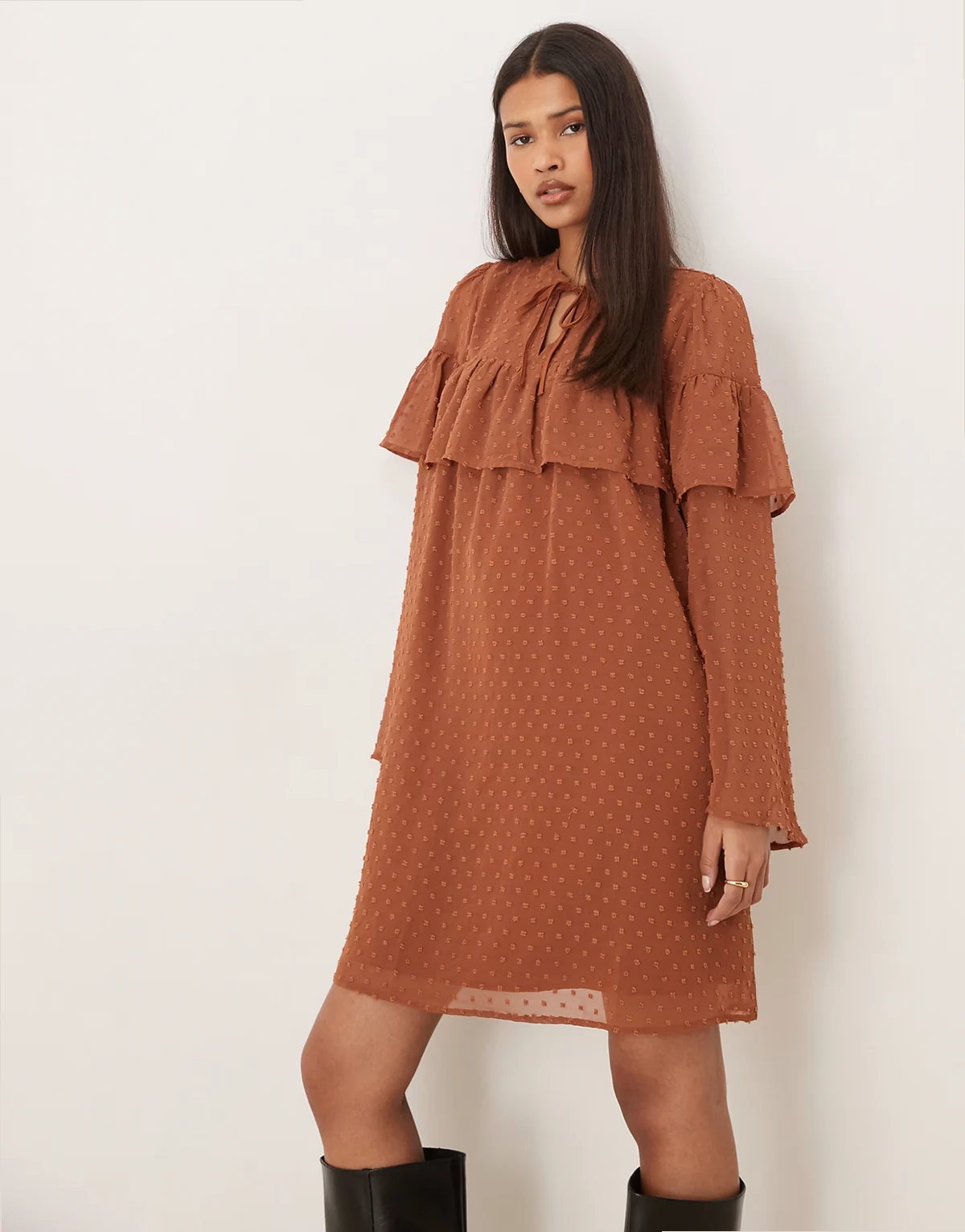 – Kurzes Boho-Minikleid in Rostrot mit Rüschen, leichter Noppung und Bindegürtel