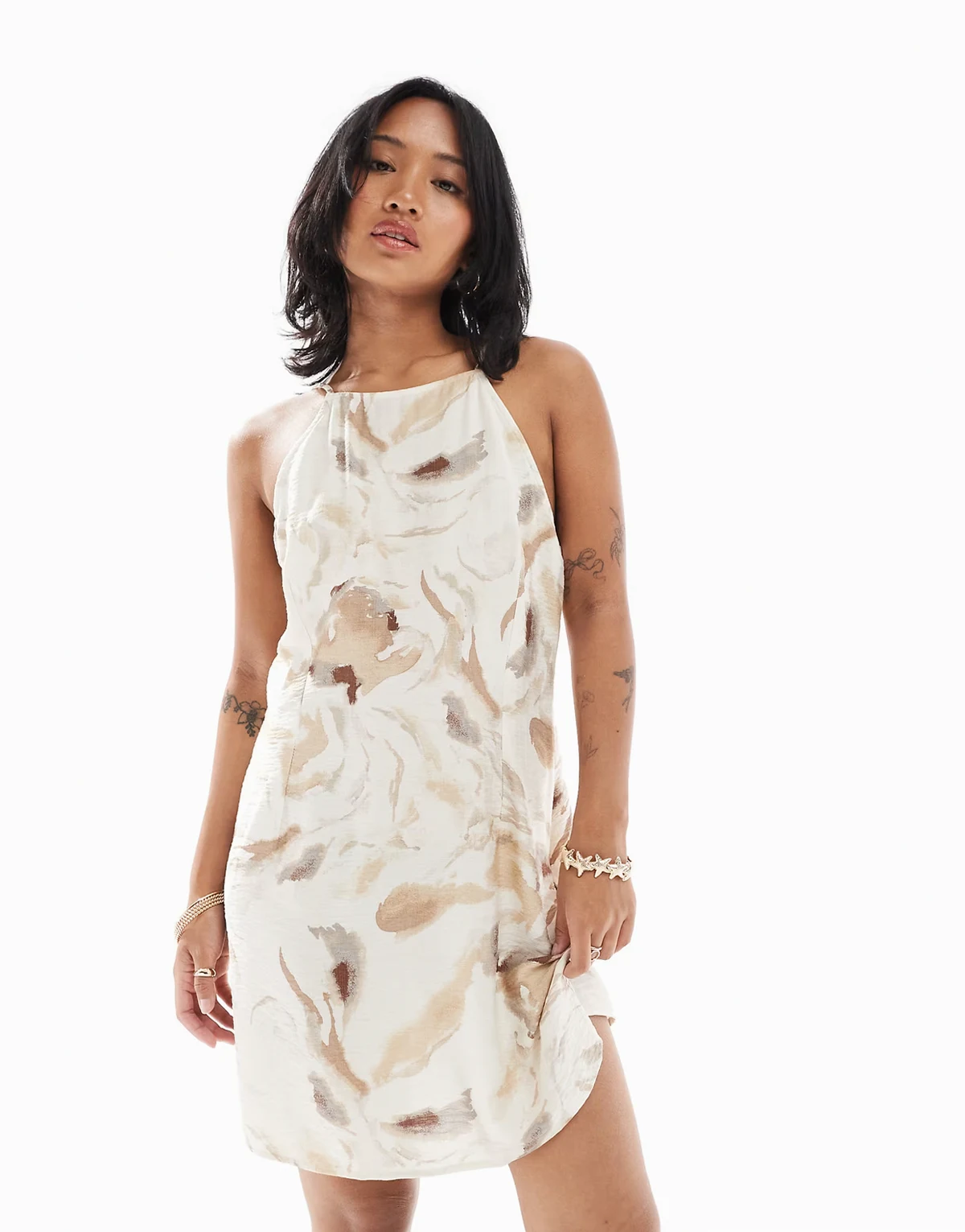 – Hochgeschlossenes Camisole-Minikleid mit Marmormuster in neutralen Farbtönen