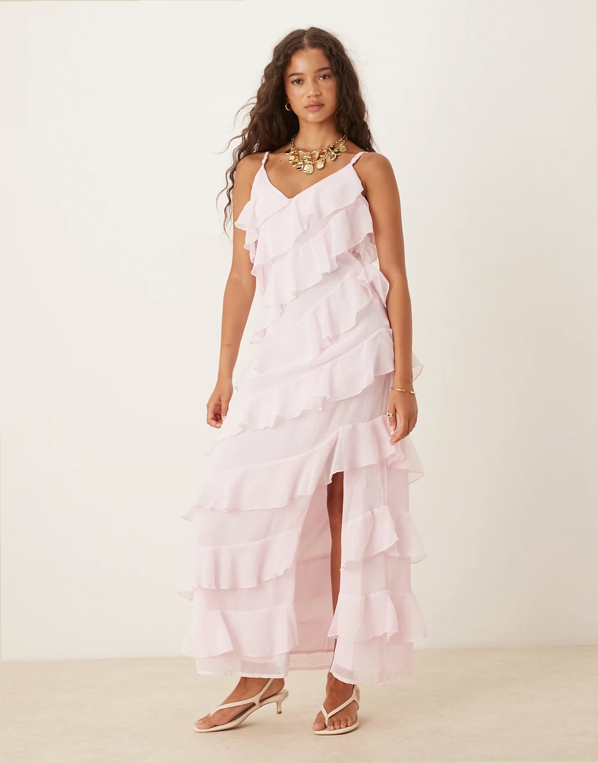 – Maxikleid in Hellrosa mit Seitenschlitz und asymmetrischen Rüschen