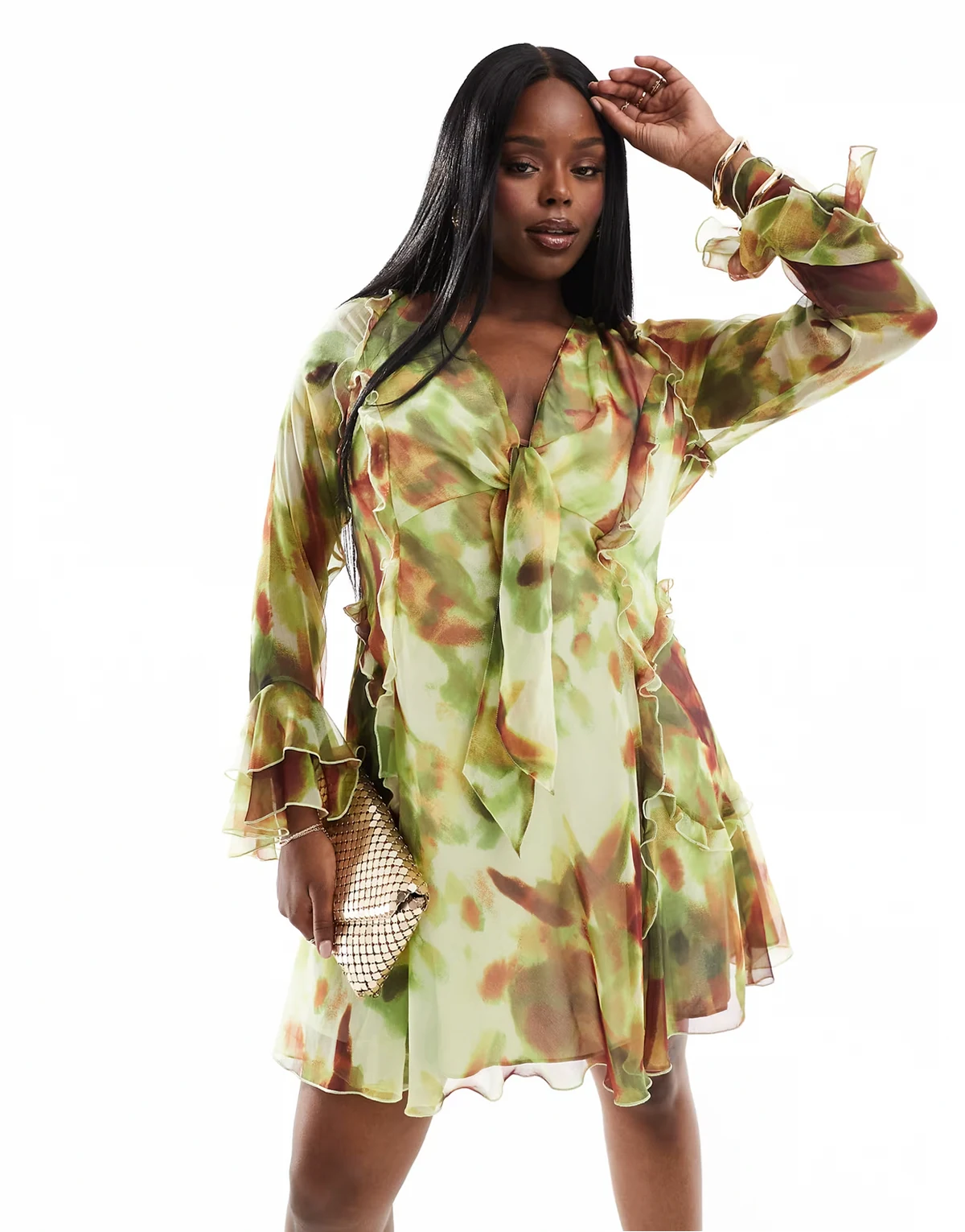 ASOS DESIGN Curve – Wiązana z przodu sukienka mini z głębokim dekoltem i falbankami na rękawach w abstrakcyjny zielony wzór