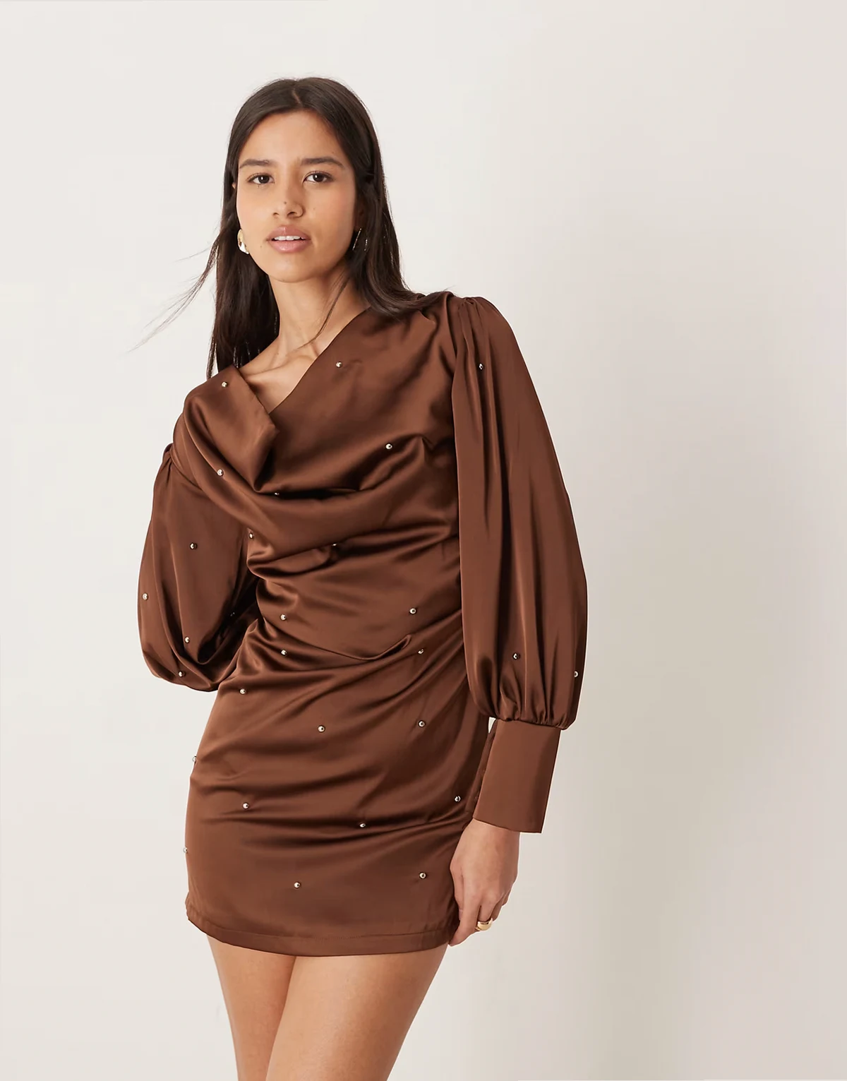 – Brązowa satynowa sukienka mini z drapowanym dekoltem, balonowymi rękawami i ćwiekami