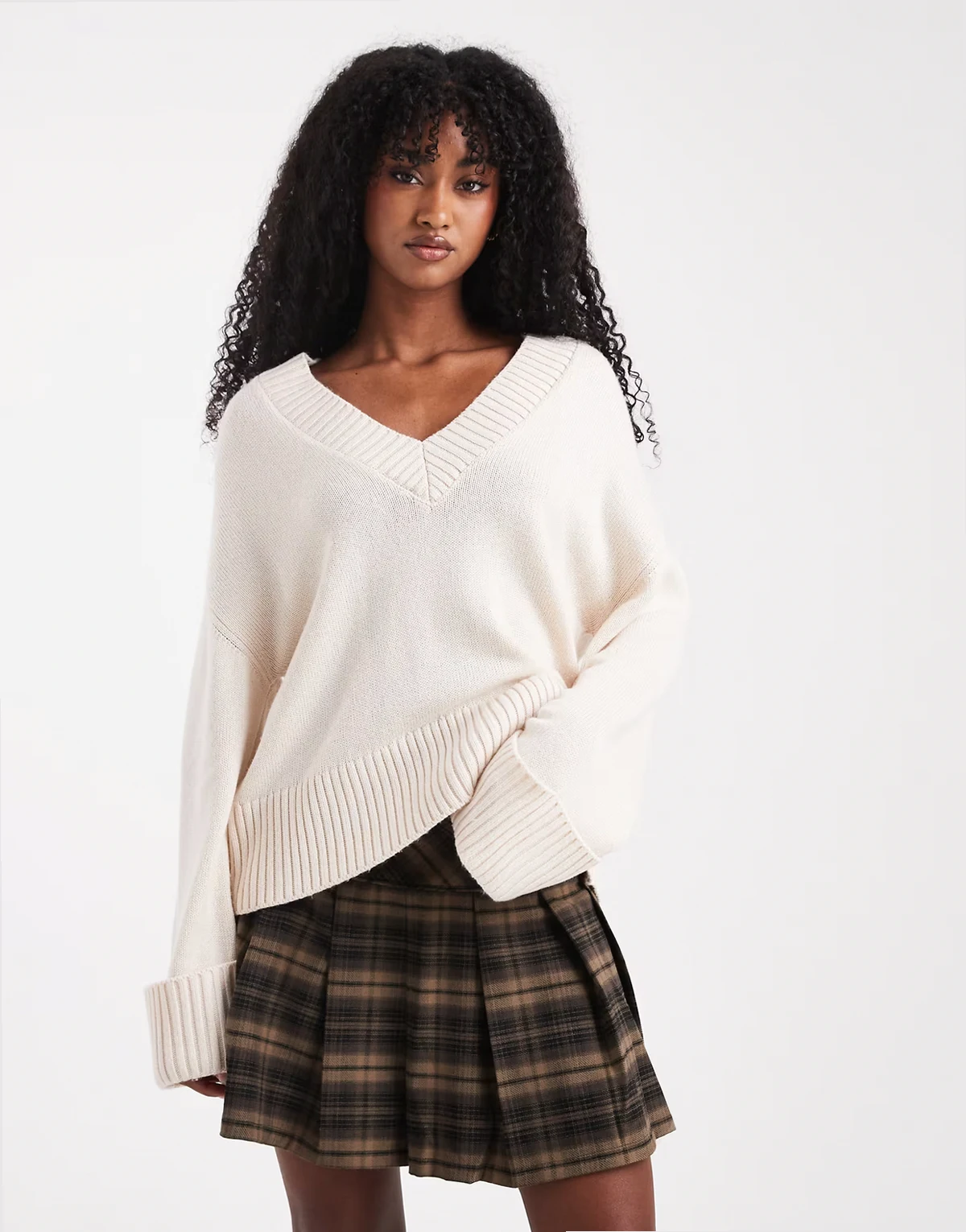 – Strickpullover in Creme mit V-Ausschnitt und weiten Ärmeln