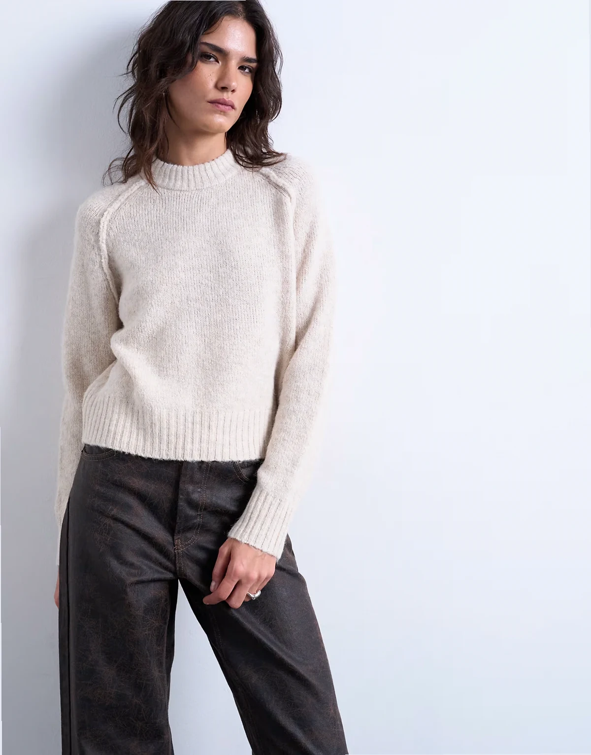 – Raglanowy dzianinowy sweter w kremowobeżowym kolorze z wyeksponowanymi szwami