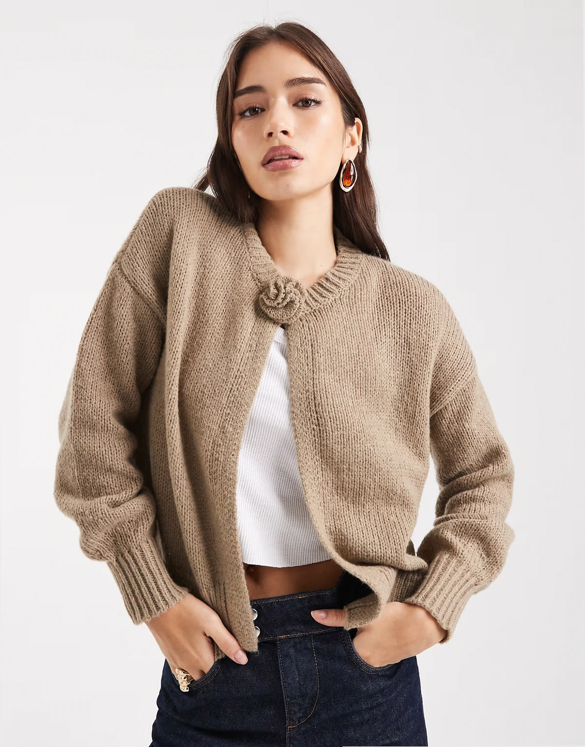 – Strickjacke in Beige mit Blumenapplikation