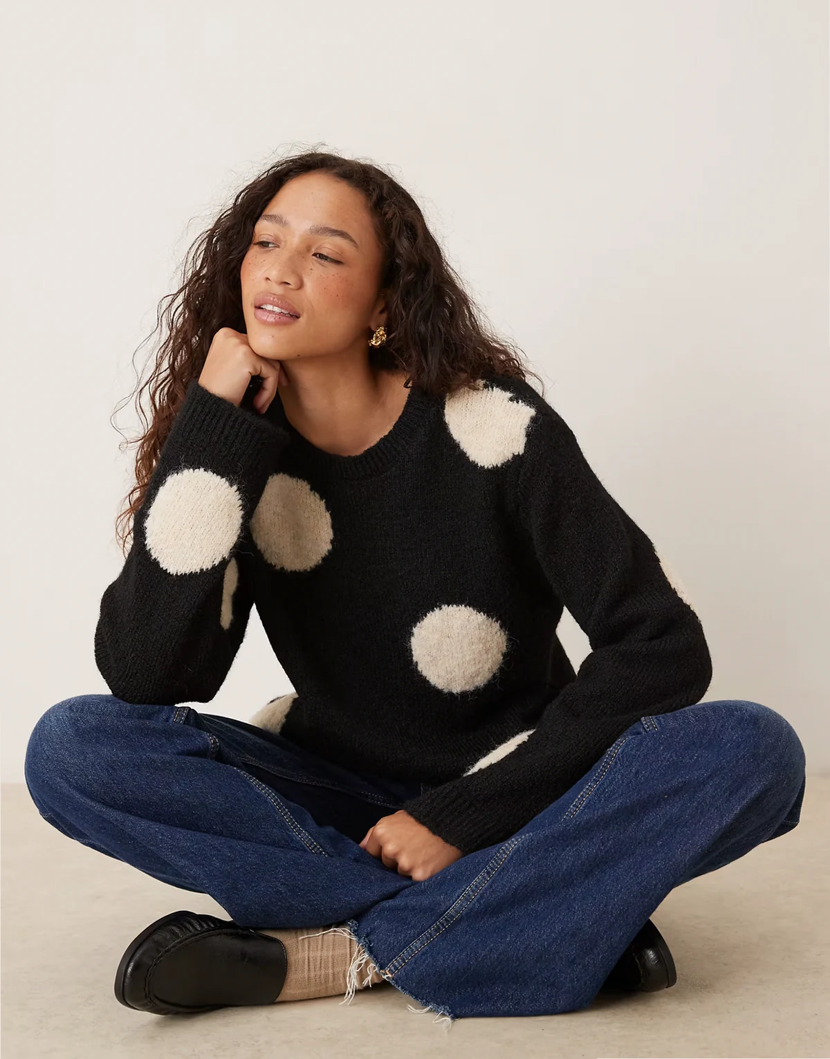 – Dzianinowy sweter oversize z mieszanki wełny w groszki