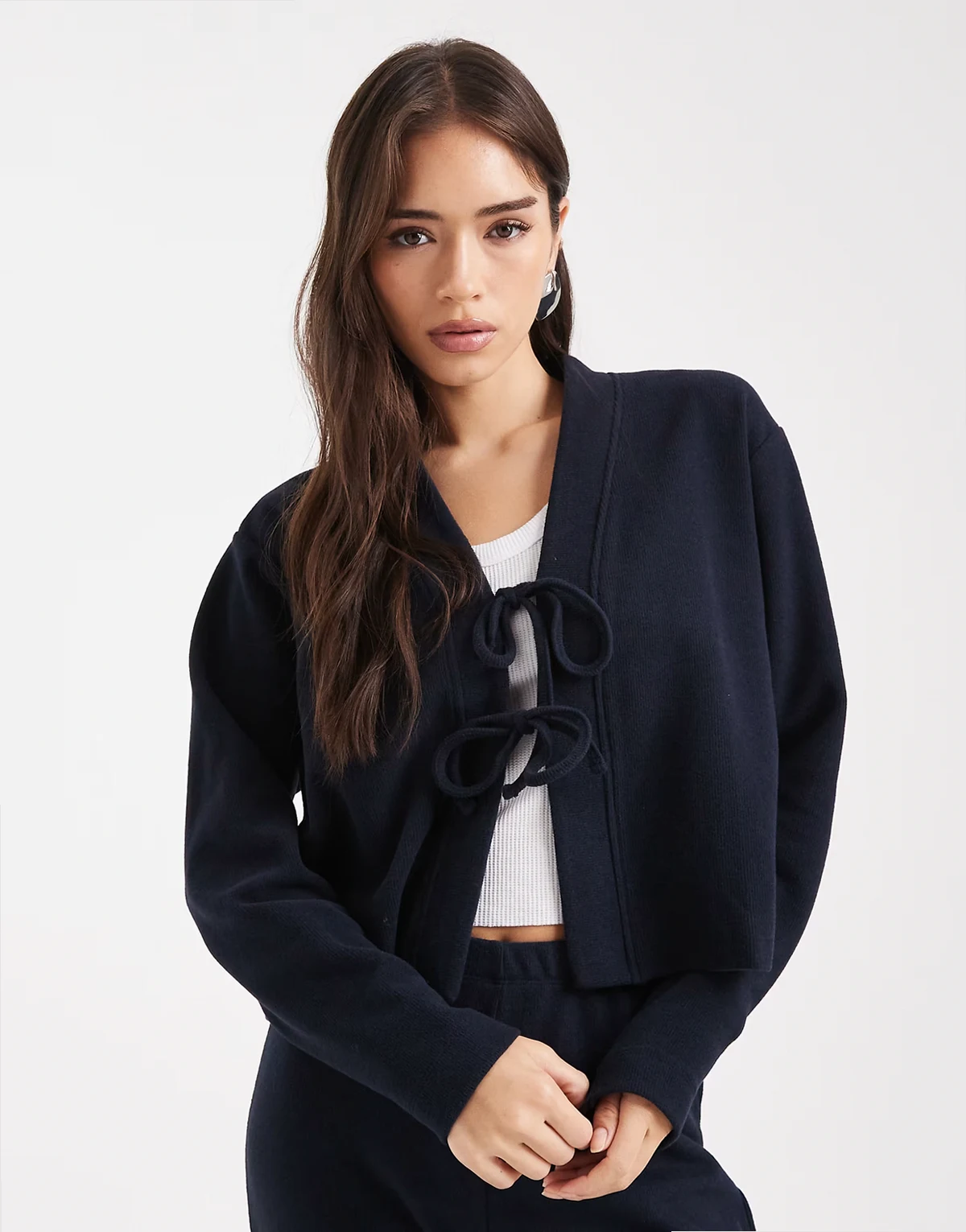 – Weiche, gerippte Strickjacke in Marineblau mit Bindedetails vorne