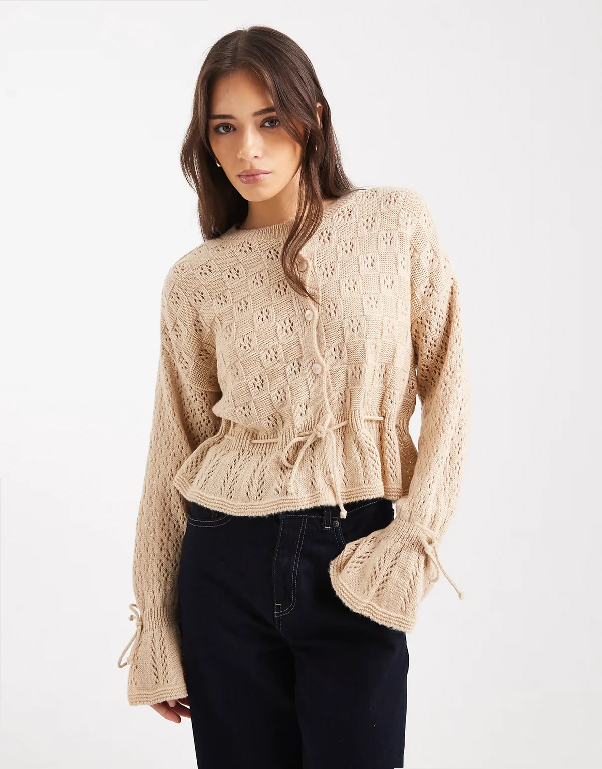 – Strickjacke in Haferbeige mit Rüschen und Bindedetail an Taille