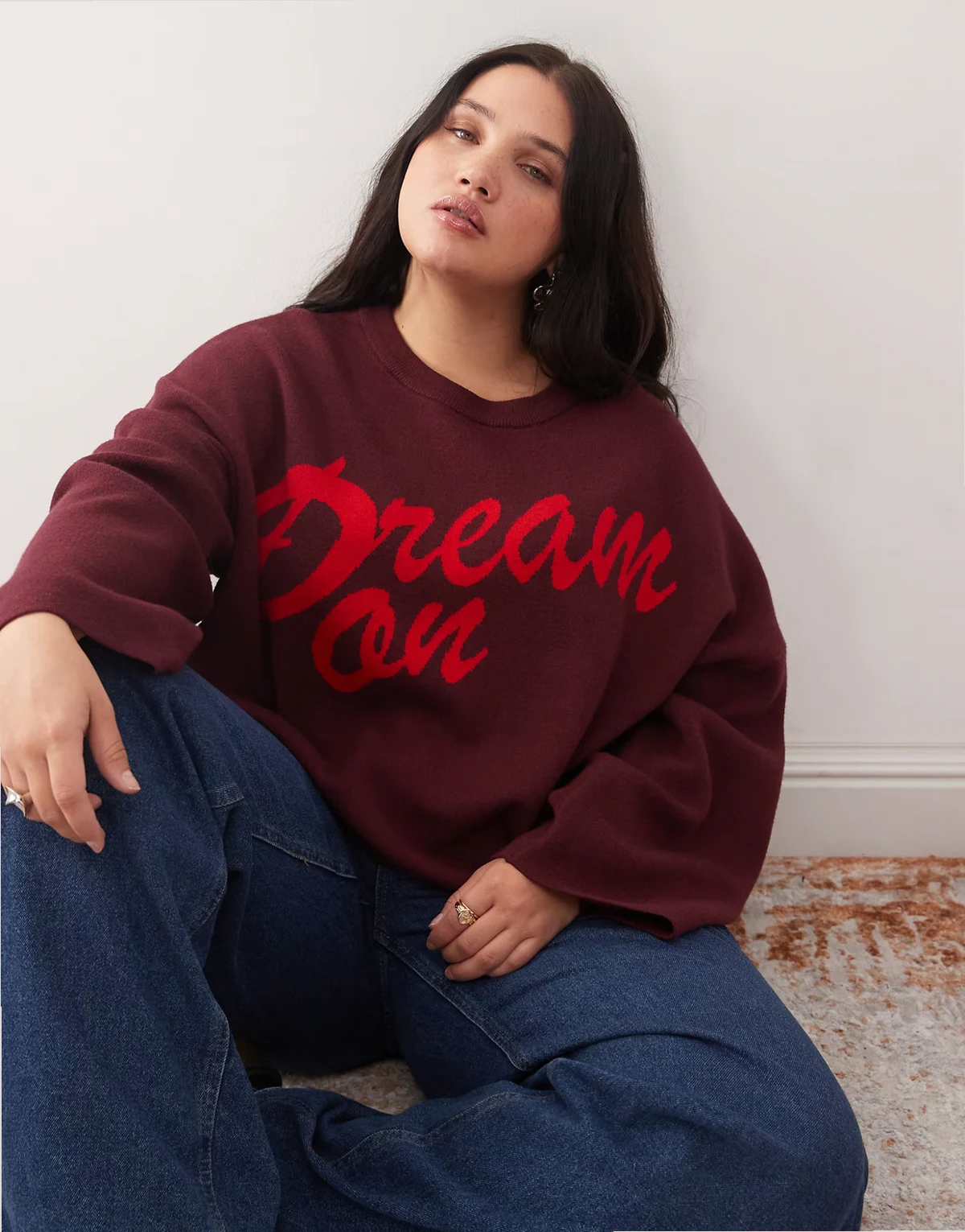 – Kastiger Strickpullover in Burgunderrot mit Rundhalsausschnitt und rotem Intarsientext