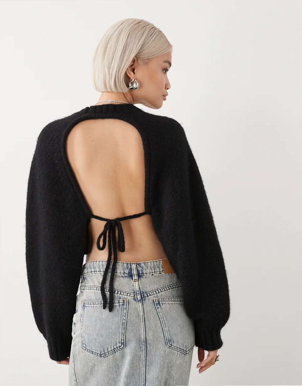 – Strickpullover in Schwarz mit Wollanteil und Rückenausschnitt zum Binden