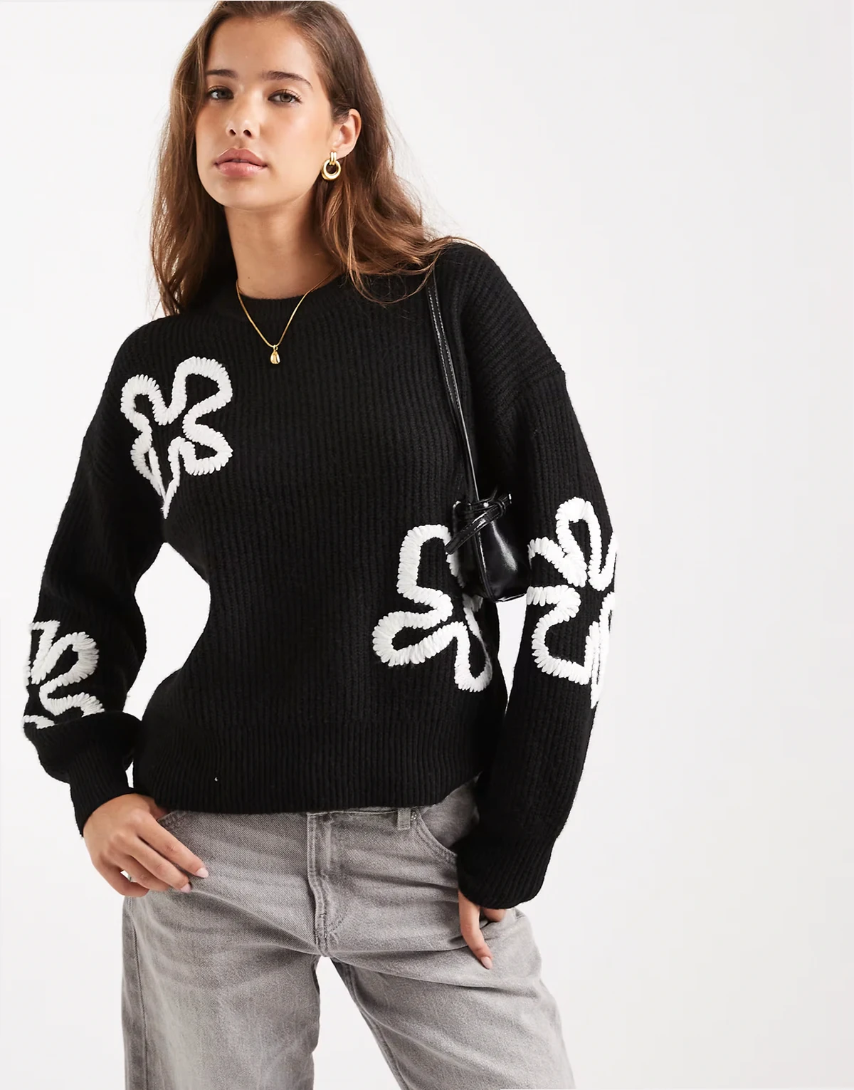 – Strickpullover in Schwarz mit weißen Blumenmotiven
