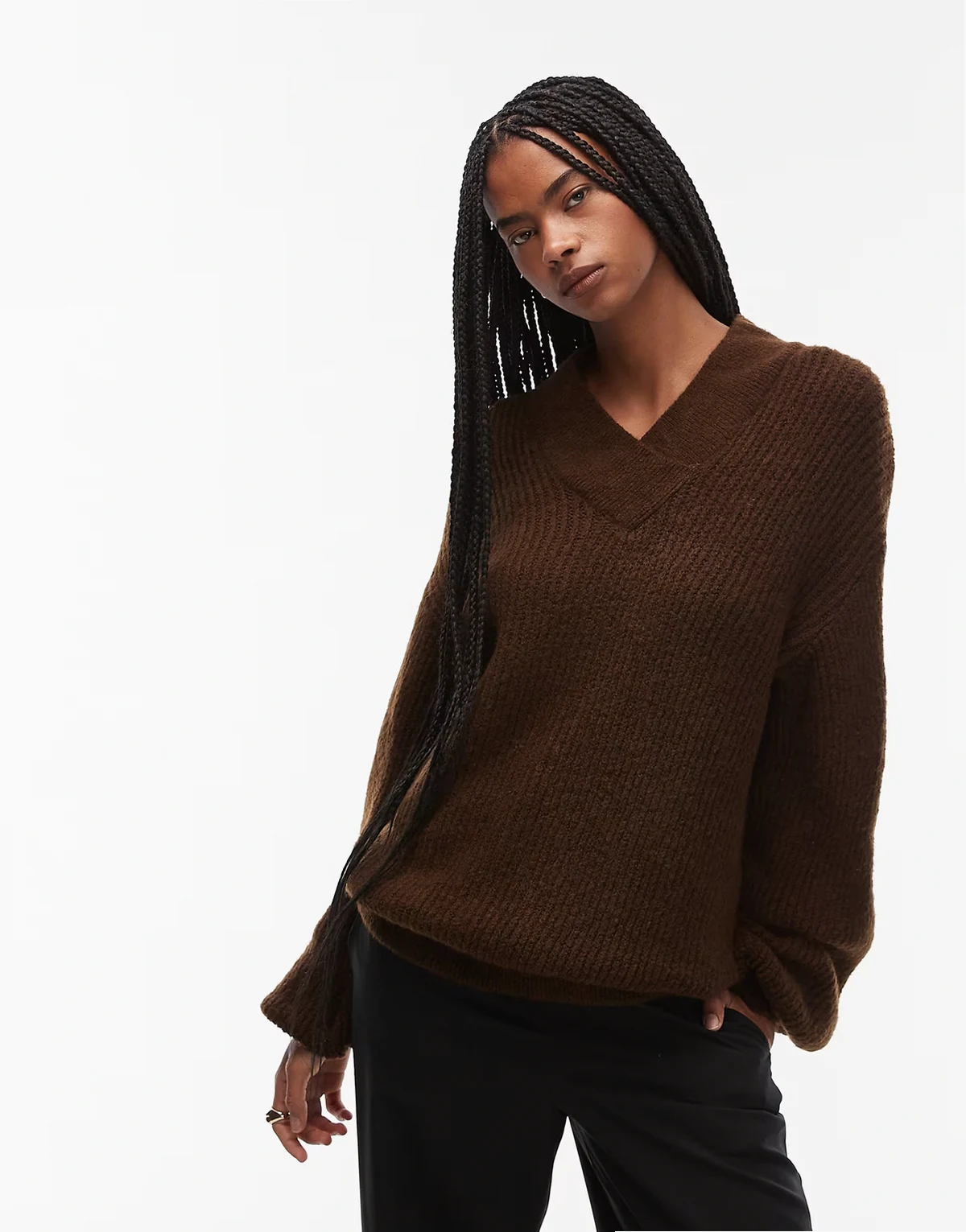 – Brązowy sweter oversize z dekoltem w szpic