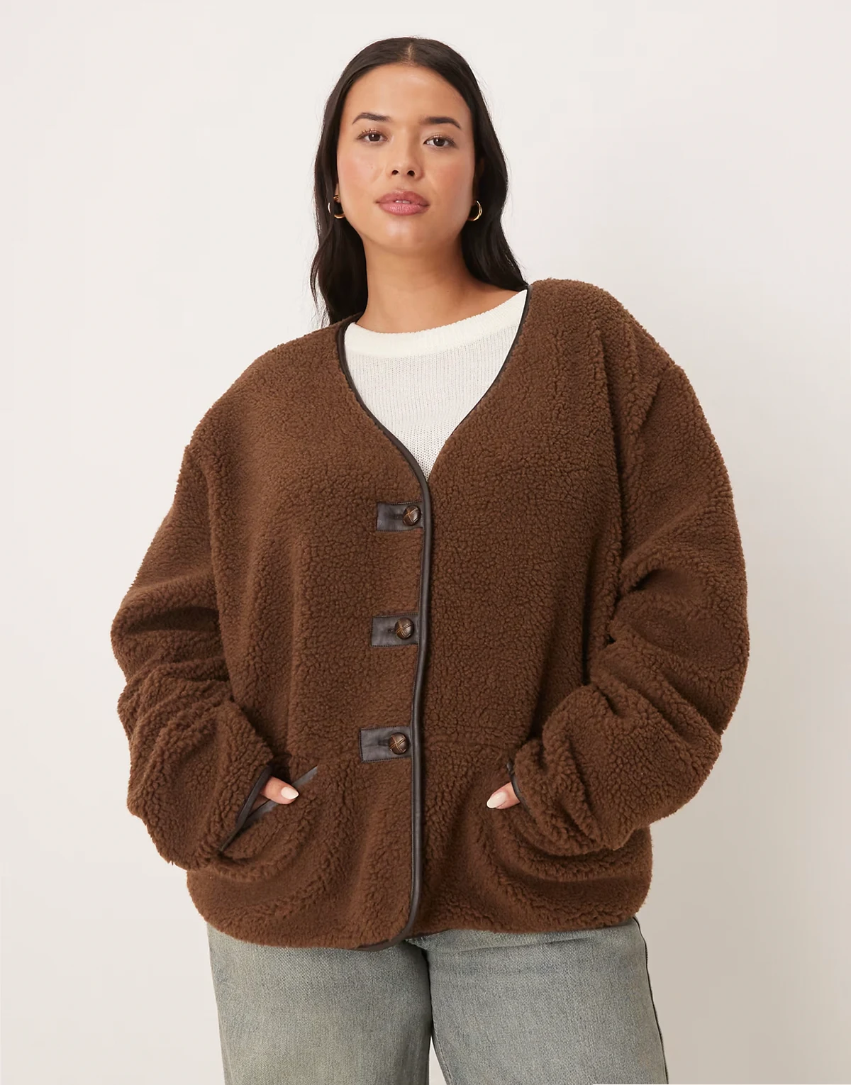 ASOS DESIGN Curve – Czekoladowy polarowy kardigan oversize z kożuszka z poliuretanowym wykończeniem