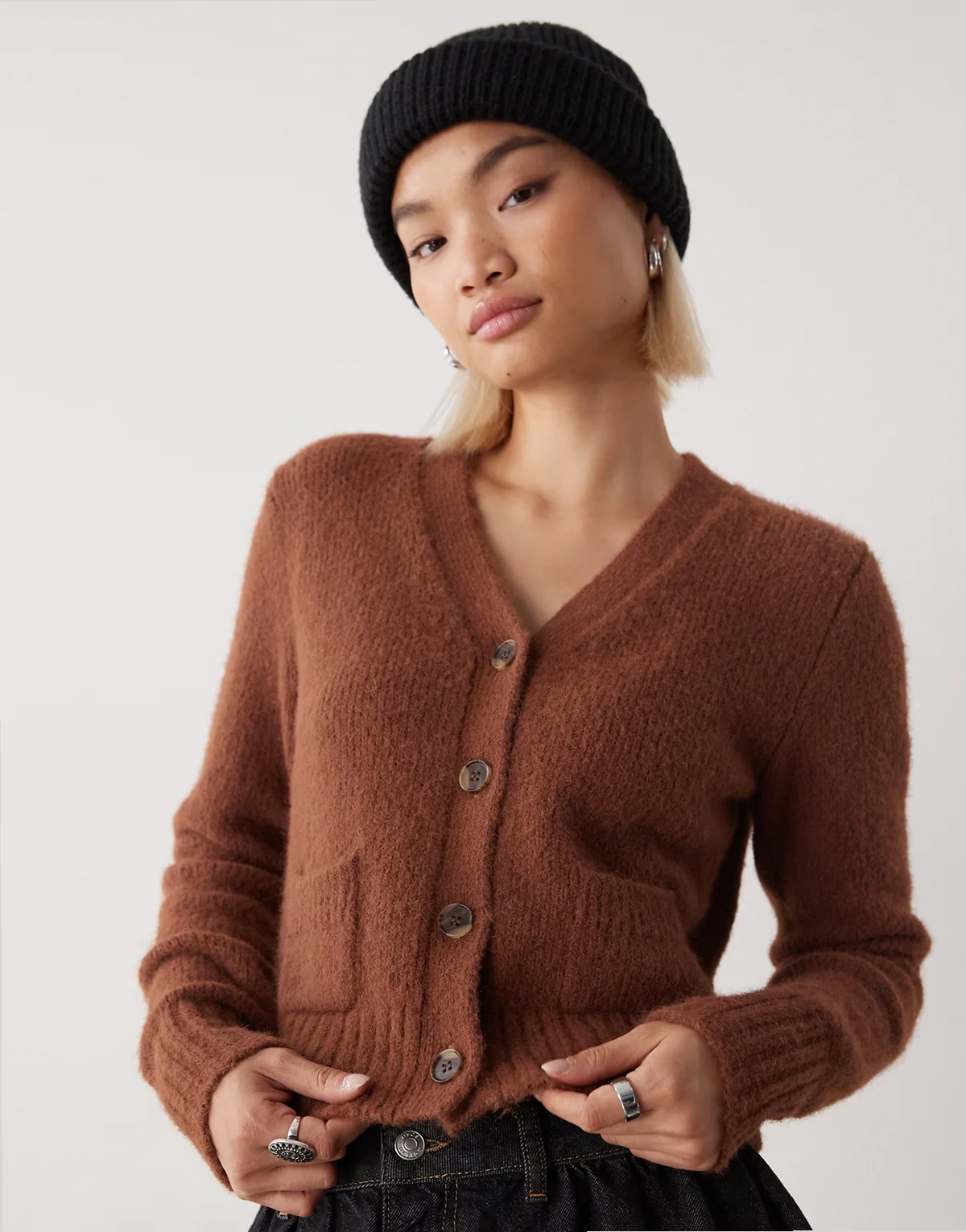 – Cropped Strickjacke in Braun mit Fronttaschen