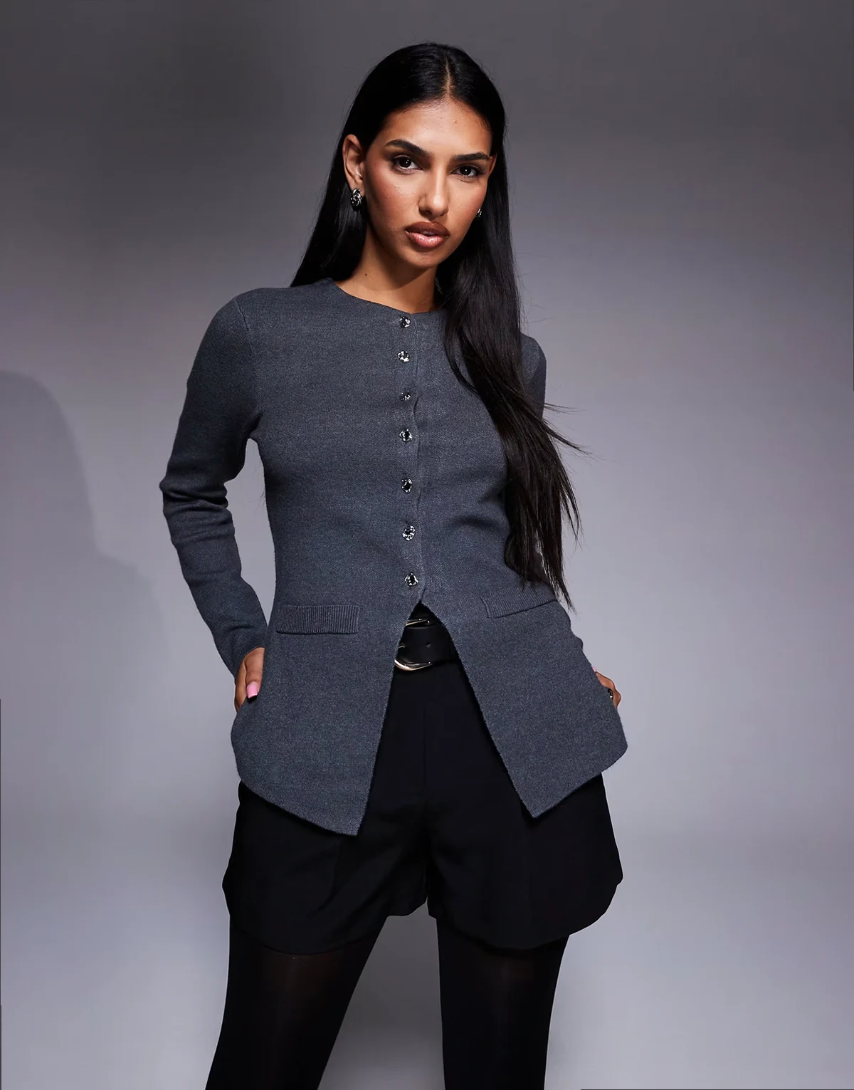 – Ciemnoszary, dzianinowy kardigan o wydłużonym fasonie