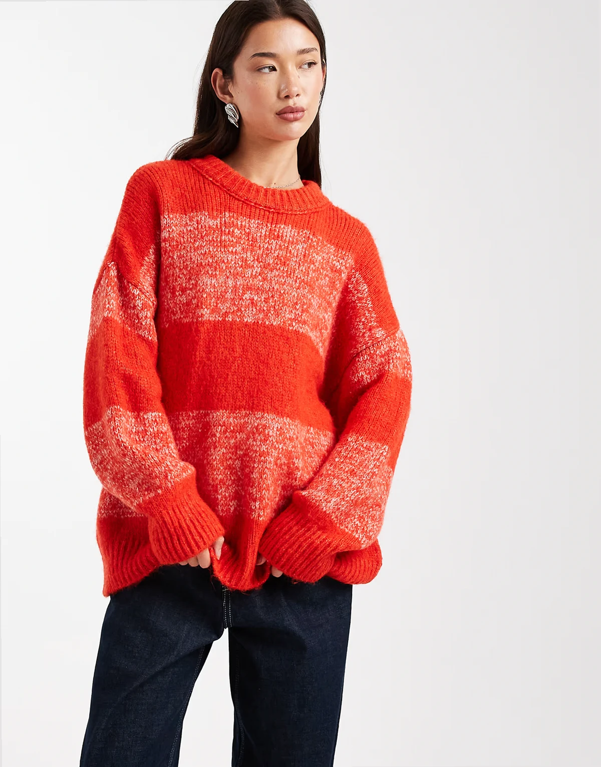 – Czerwony sweter w paski
