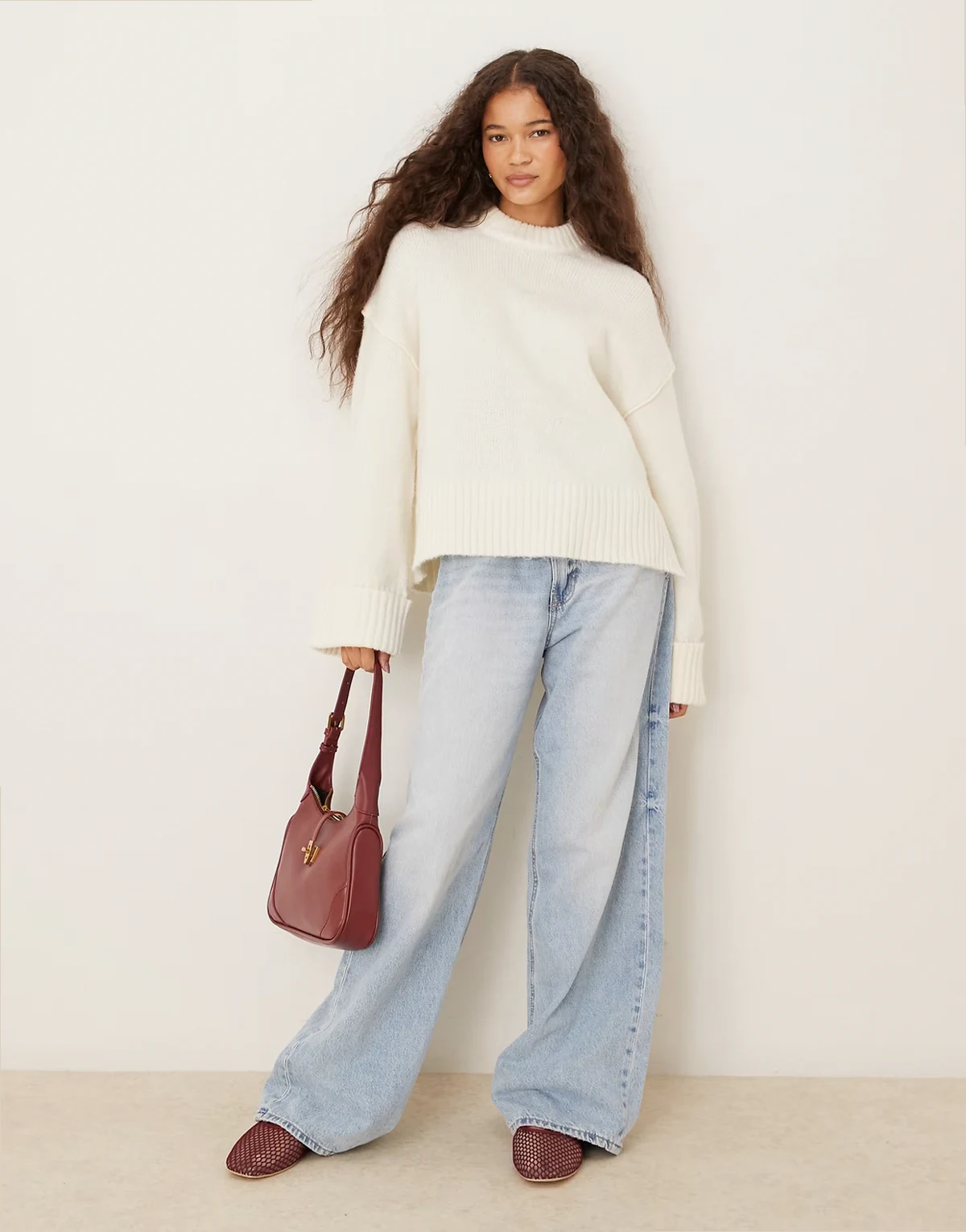 – Relaxed Fit Strickpullover in Cremeweiß mit Rundhalsausschnitt und umgeschlagenen Ärmeln