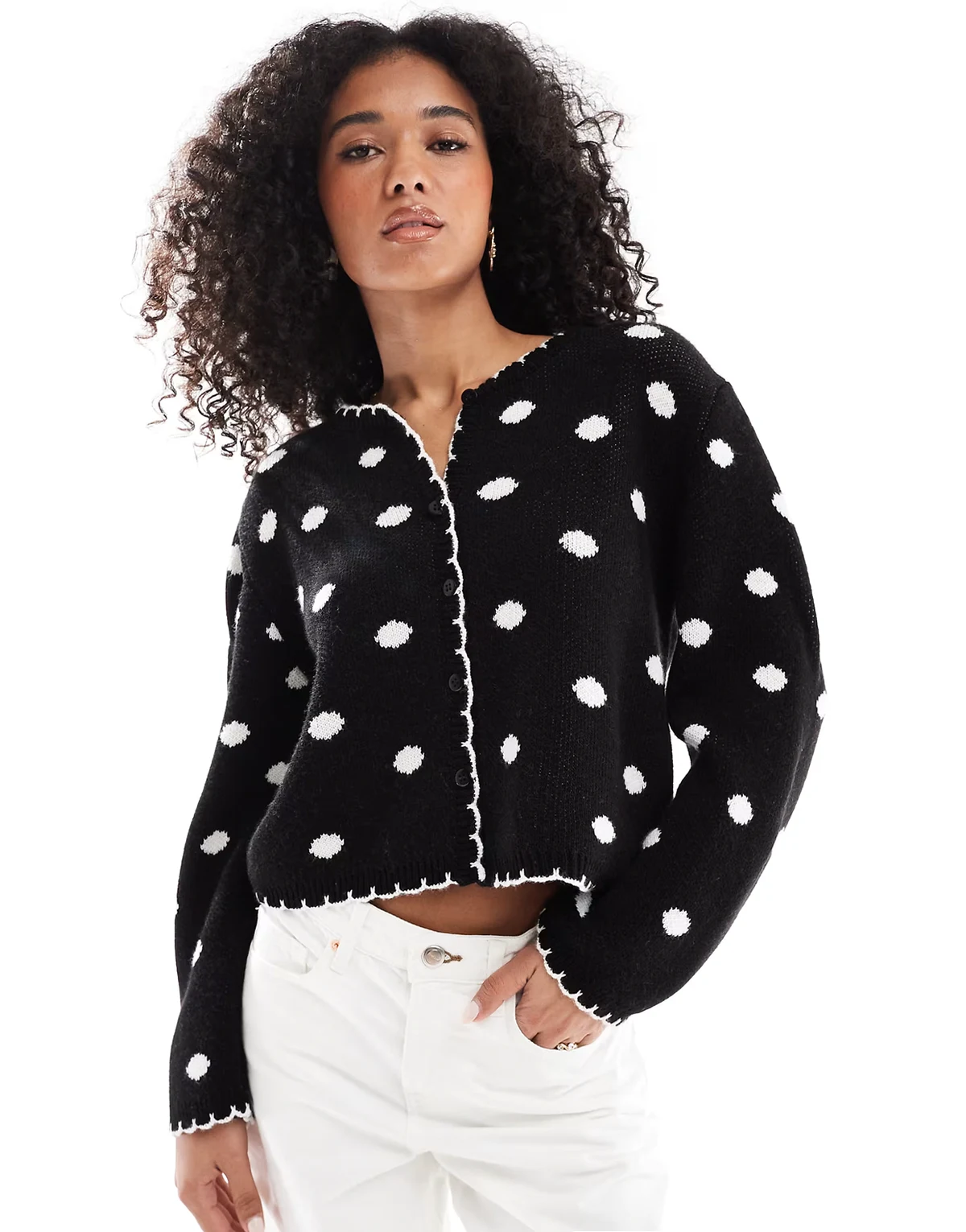 – Gepunktete Strickjacke in Schwarz mit Languettenstich