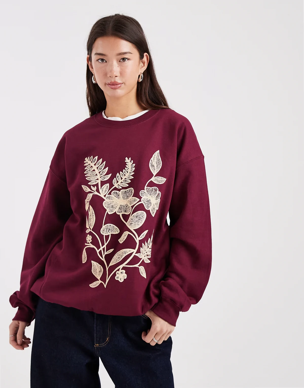 – Sweatshirt in dunklem Kirschrot mit Blumenmotiv