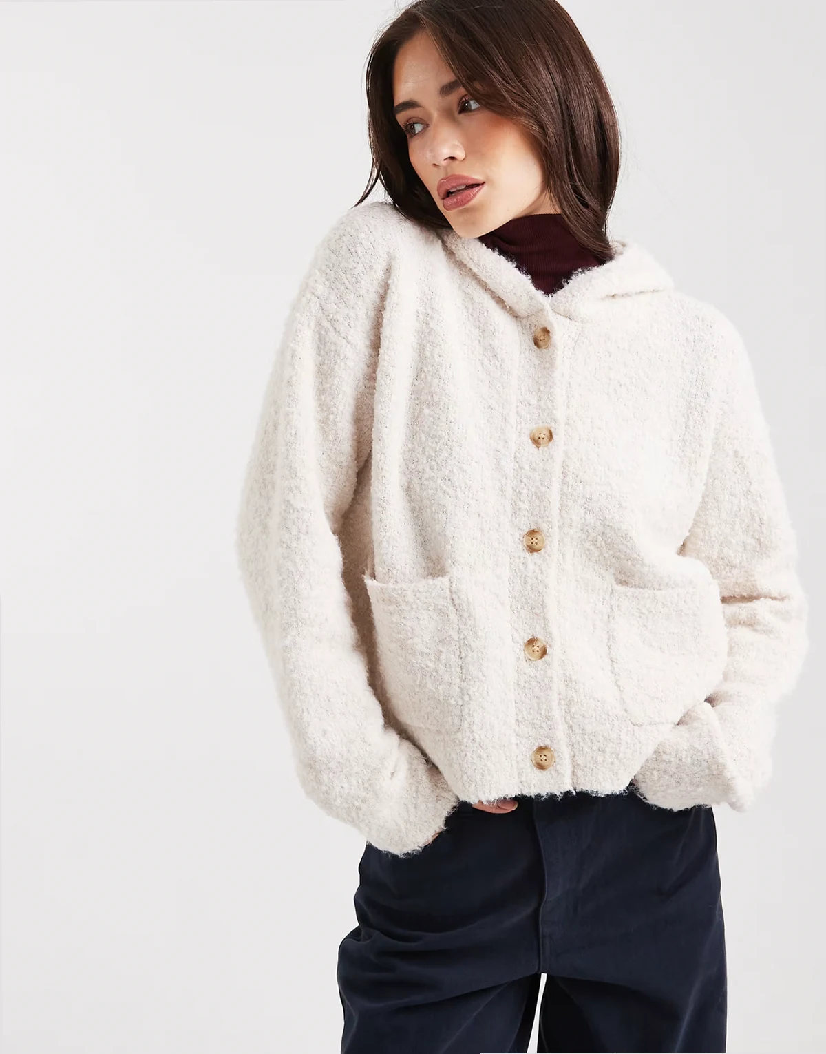– Strickjacke aus Bouclé in Haferbeige mit Knöpfen und Kapuze