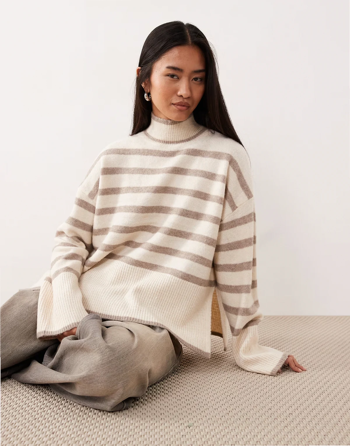 – Gestreifter Pullover in Cremeweiß und Beige mit hohem Kragen
