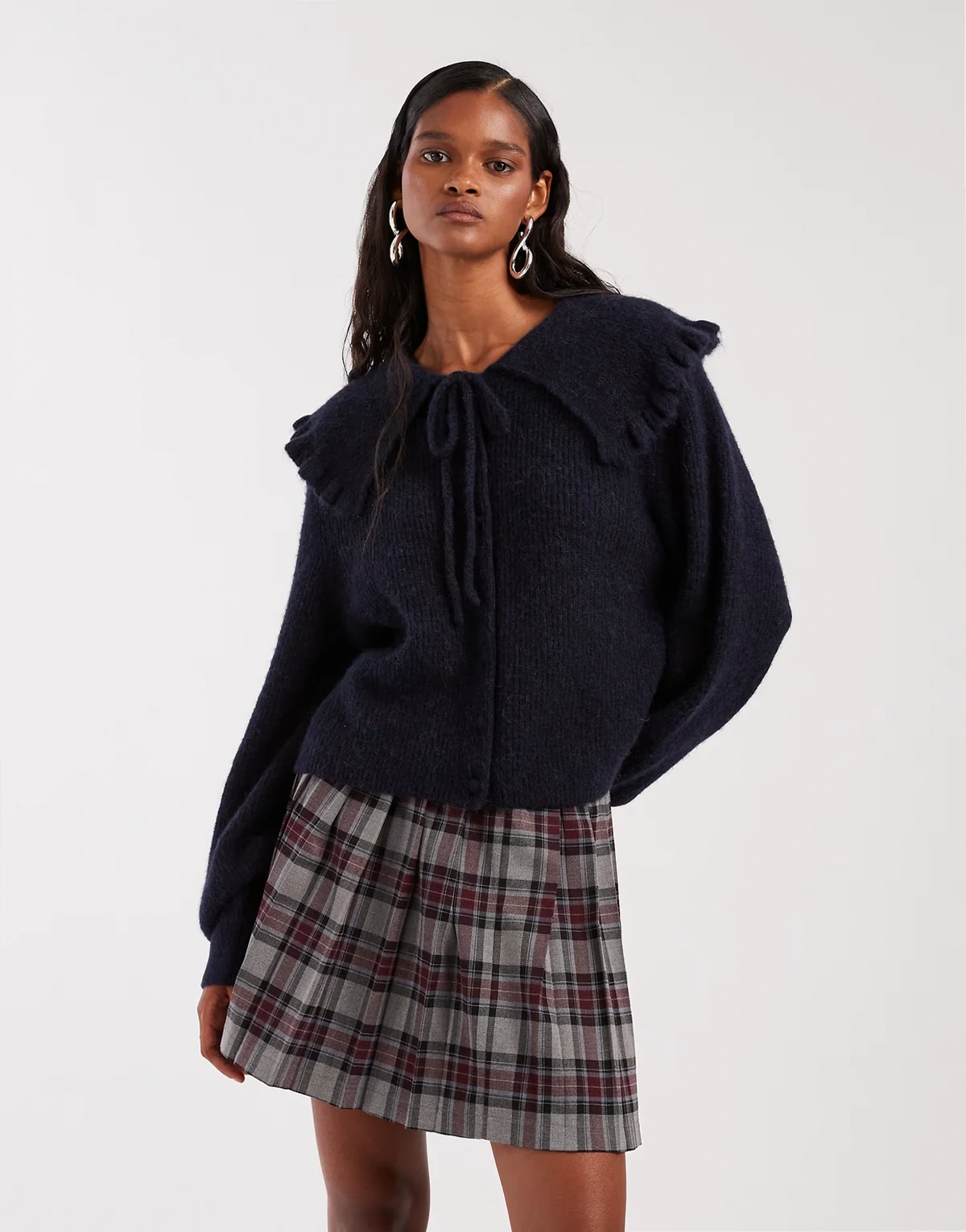 – Strickjacke aus Alpaka-Wollmix in Marineblau mit Oversize-Kragen und Bindebändern