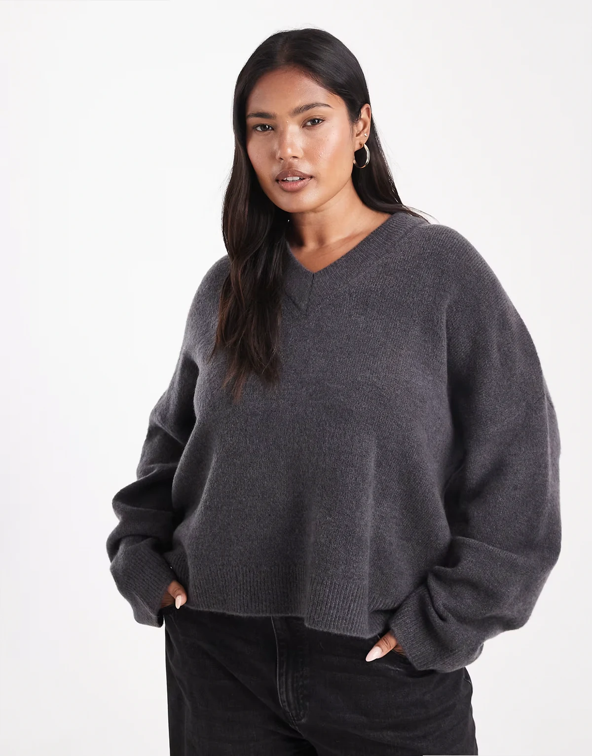 ASOS DESIGN Curve – Grafitowy sweter o pudełkowym kroju z dekoltem w szpic