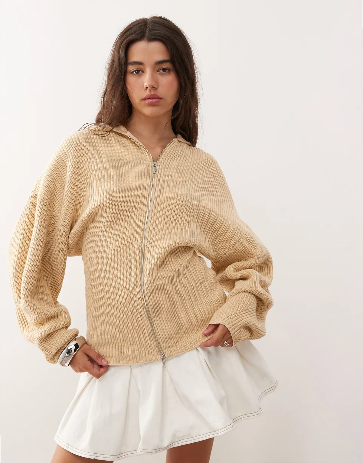 – Taillierter Strickpullover in Beige mit Kapuze und Zweiwege-Reißverschluss