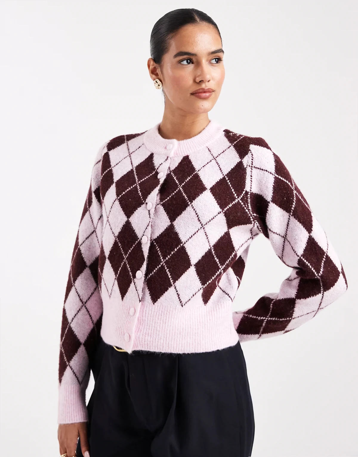 – Cropped Strickjacke in Rosa und Burgunderrot mit Rauten-Karomuster