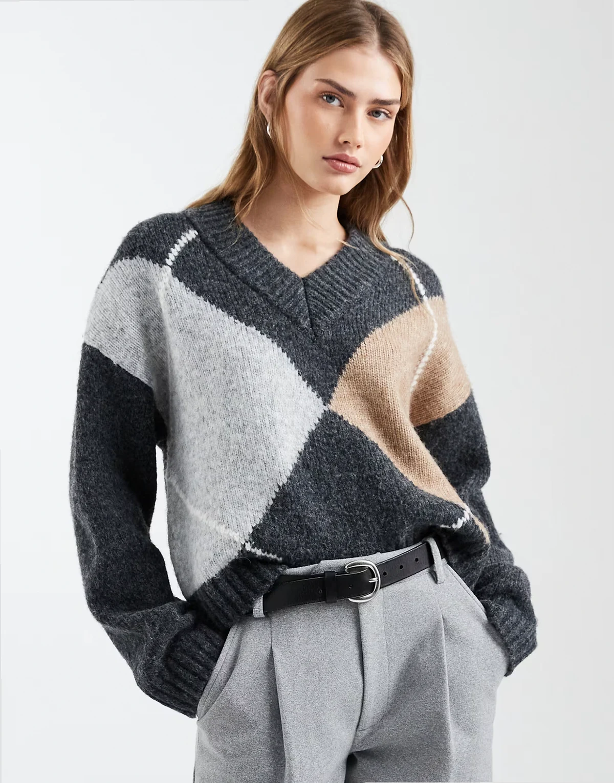 – Sweter z dekoltem w szpic we wzór w romby w kolorze mokki
