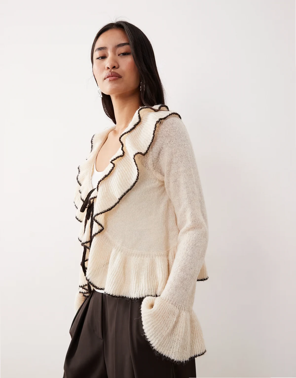 – Strickjacke in Cremeweiß mit Kontrastdetail, Rüschen und Bindedetail vorne