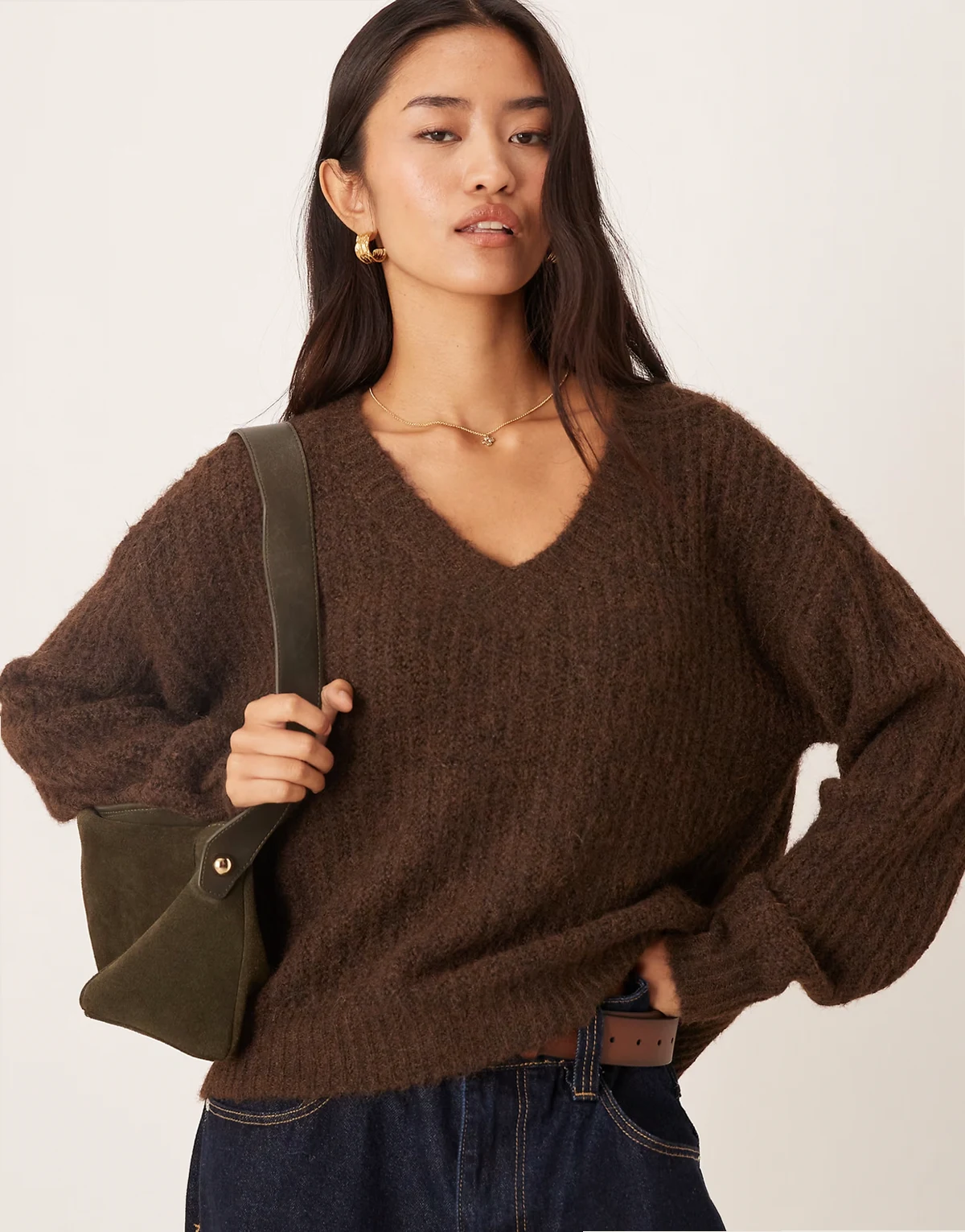 – Flauschiger Oversize-Pullover aus Strick in Schokobraun mit V-Ausschnitt
