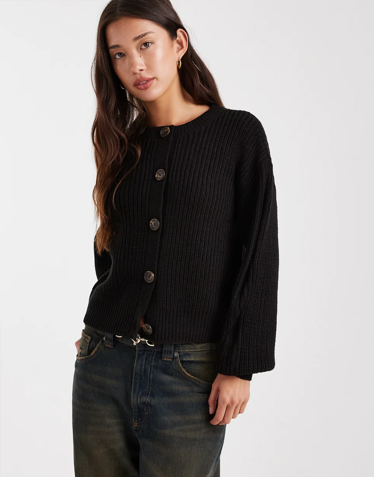 – Breit gerippte Strickjacke in Schwarz mit Rundhalsausschnitt