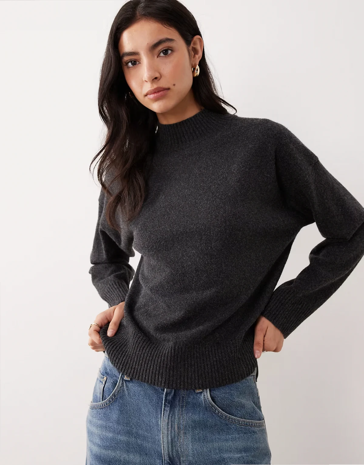 – Hochgeschlossener Strickpullover in Anthrazit
