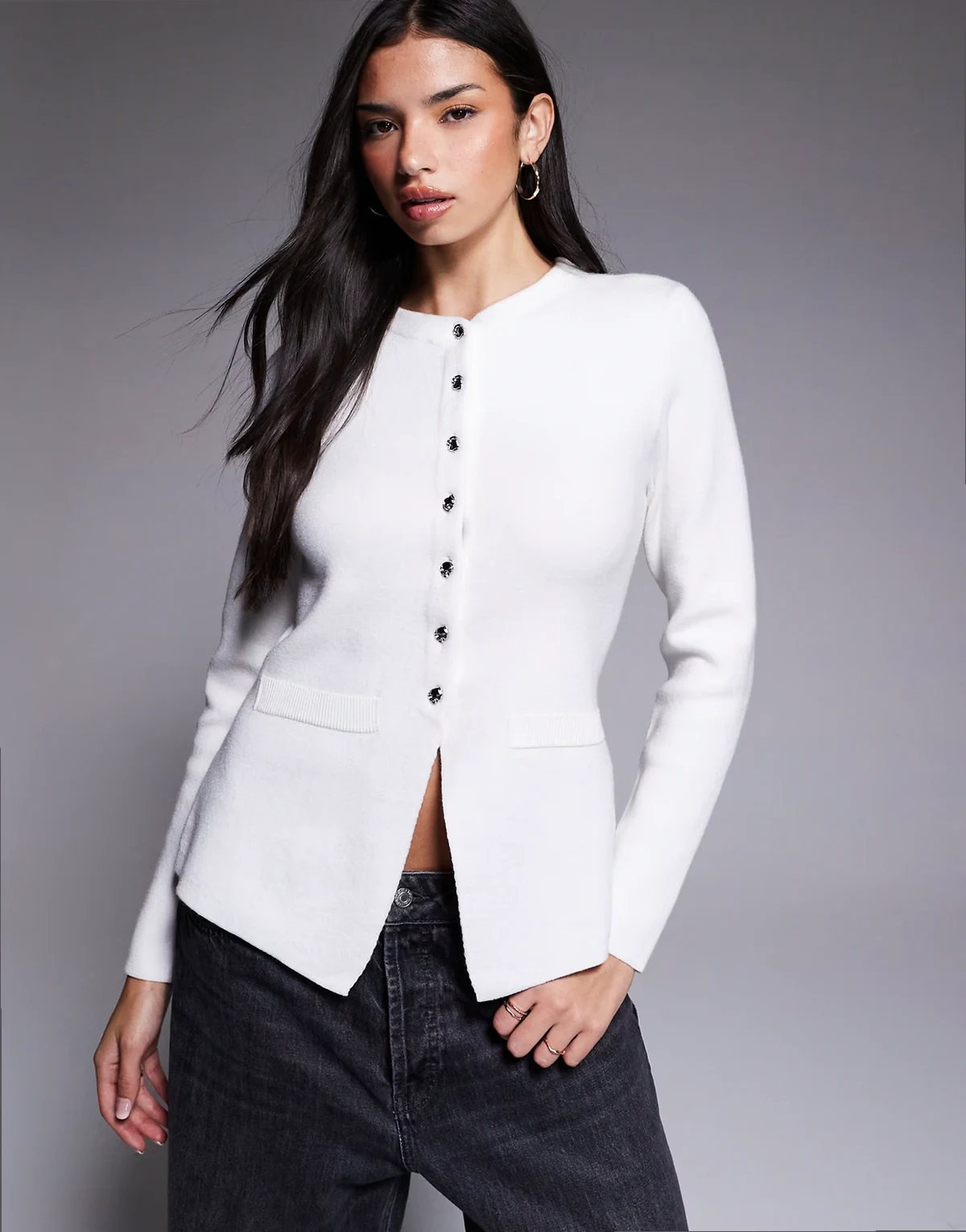 – Biały, dzianinowy kardigan o wydłużonym fasonie