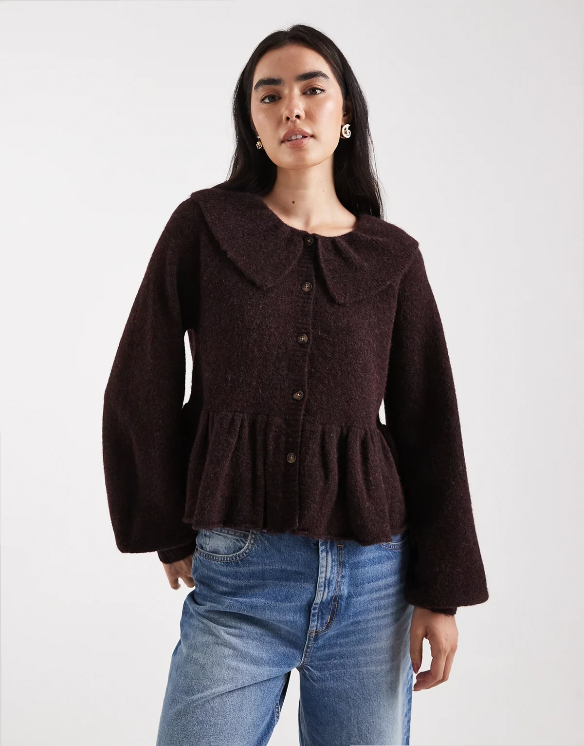 – Strickjacke in Pflaume mit Rüschenkragen und Schößchensaum