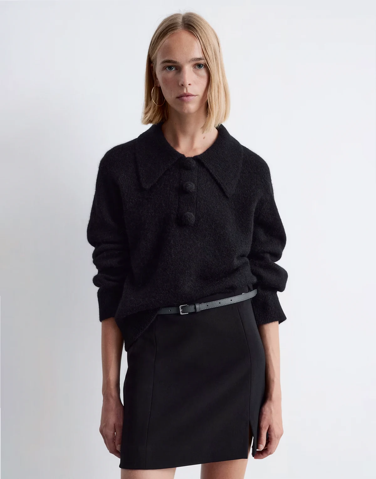 – Flauschiger Strickpullover in Schwarz aus Woll-Alpakamix mit Kragen