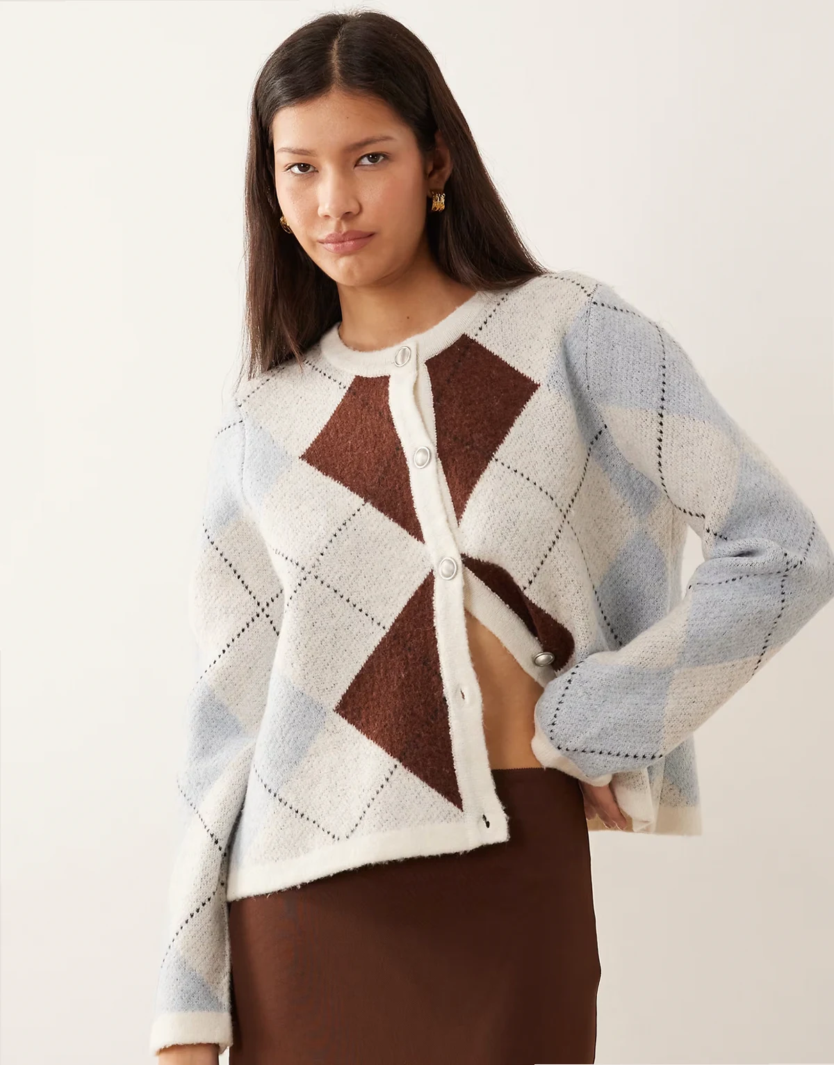 – Karierte Strickjacke in Burgunderrot und Pastellfarben mit Rautenmuster