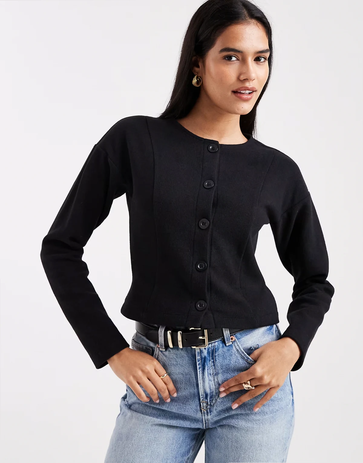 – Taillierte Strickjacke aus angerautem Rippstrick in Schwarz