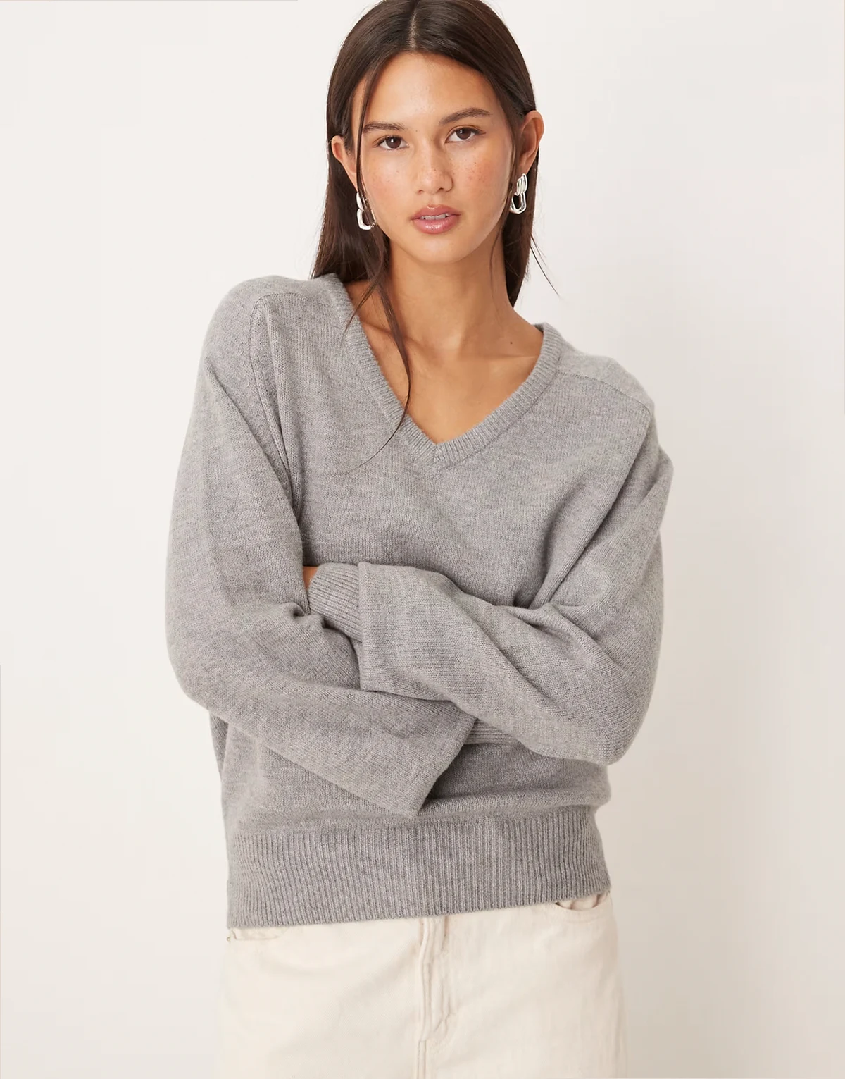 – Langärmliger Strickpullover in meliertem Mittelgrau mit V-Ausschnitt