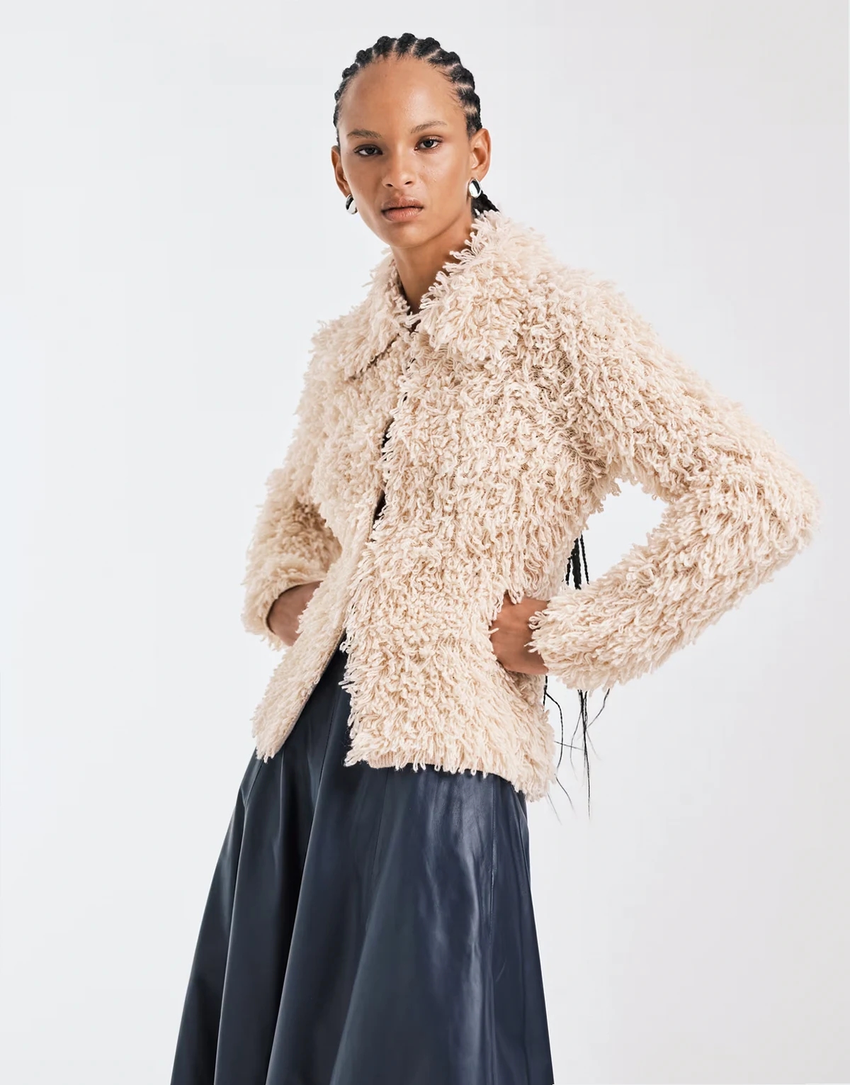 – Strickjacke aus reiner Wolle in Beige mit Schlaufenmuster und Kragen