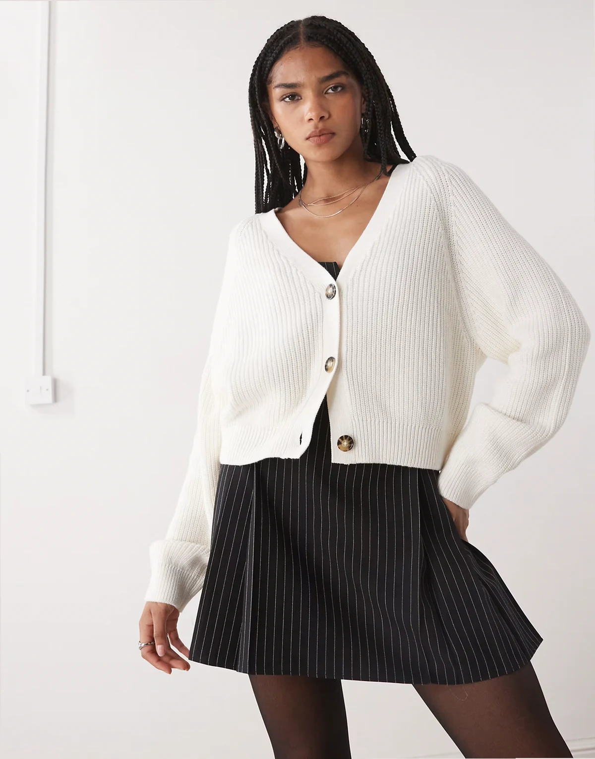 – Cropped-Strickjacke in Ecru