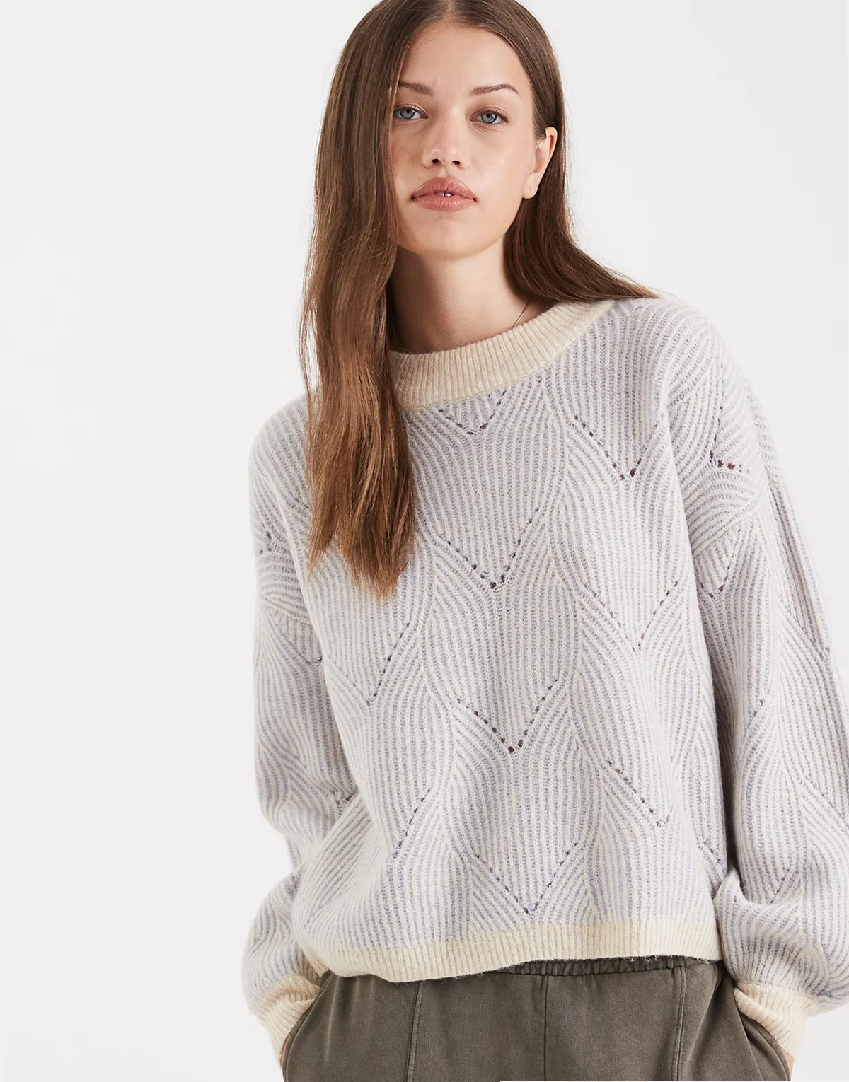 – Strickpullover in kontrastierendem, zartem Blau und Cremeweiß mit strukturiertem Detail